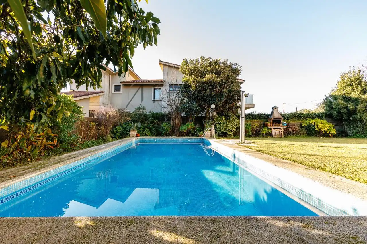 Piscina de Casa o xalet en venda en Nigrán amb Calefacció, Jardí privat i Terrassa