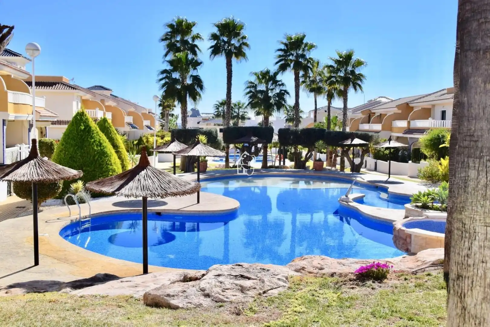 Piscina de Apartamento de alquiler en Rojales con Aire acondicionado, Jardín privado y Terraza