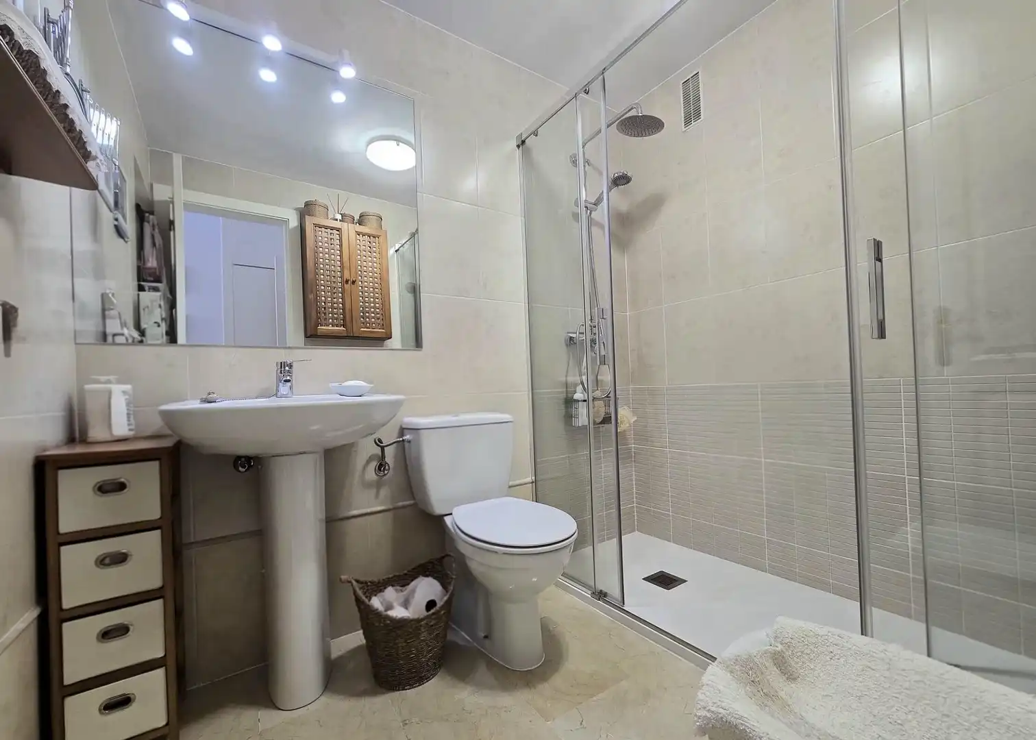 Baño de Piso en venta en Fuengirola con Aire acondicionado, Jardín privado y Terraza