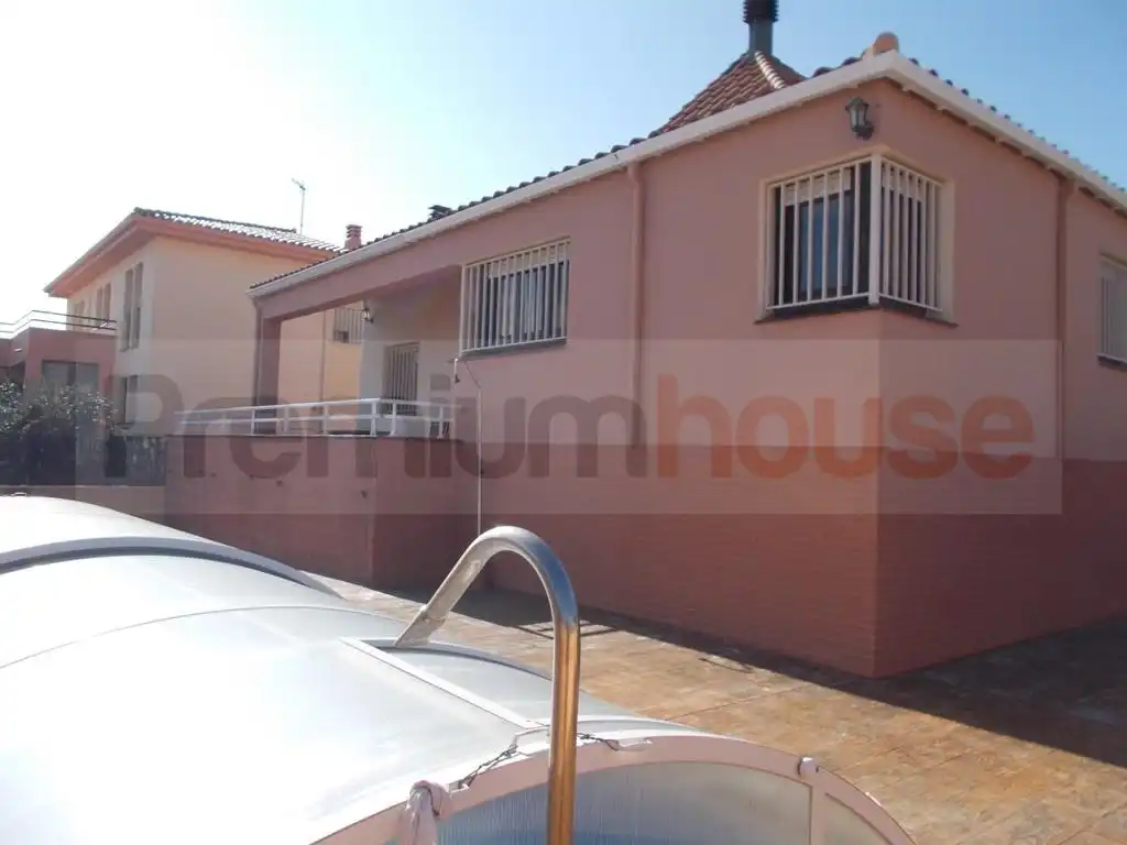 Vista exterior de Casa o xalet en venda en Vandellòs i l'Hospitalet de l'Infant amb Aire condicionat, Terrassa i Piscina