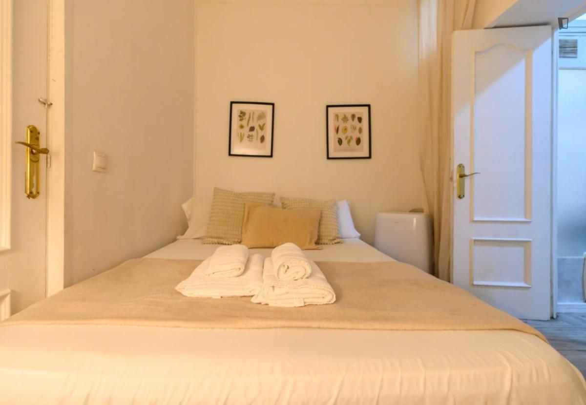 Habitación de Apartamento de alquiler en  Madrid Capital con Calefacción, Amueblado y Horno