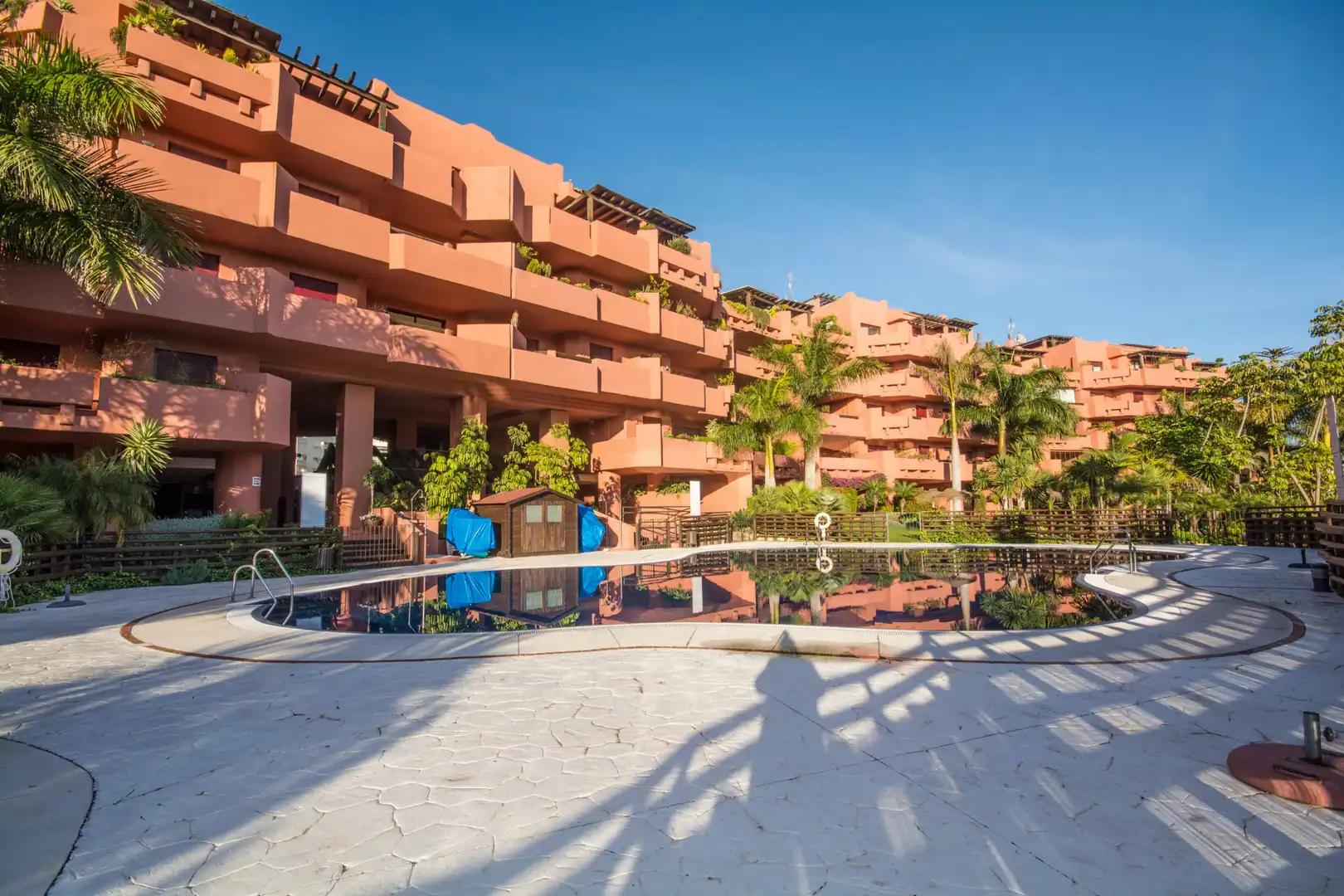 Vista exterior de Planta baixa en venda en Estepona amb Aire condicionat, Terrassa i Piscina