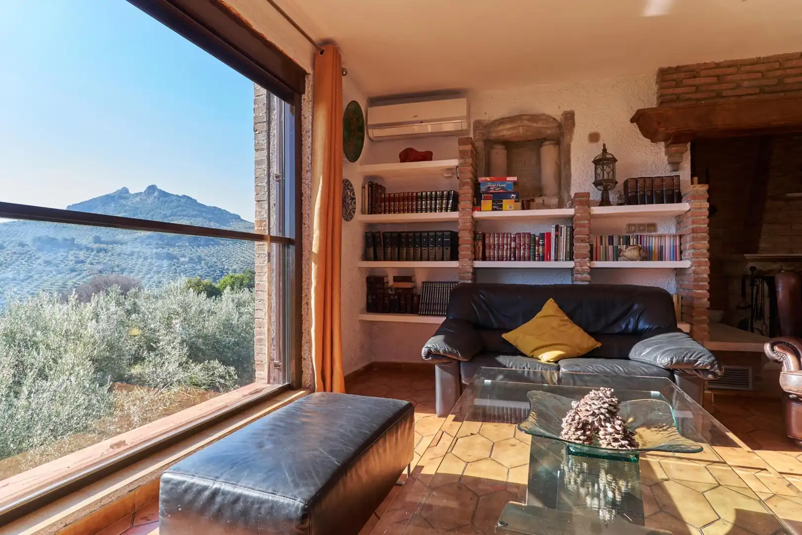 Sala d'estar de Finca rústica en venda en Jaén amb Aire condicionat, Calefacció i Jardí privat