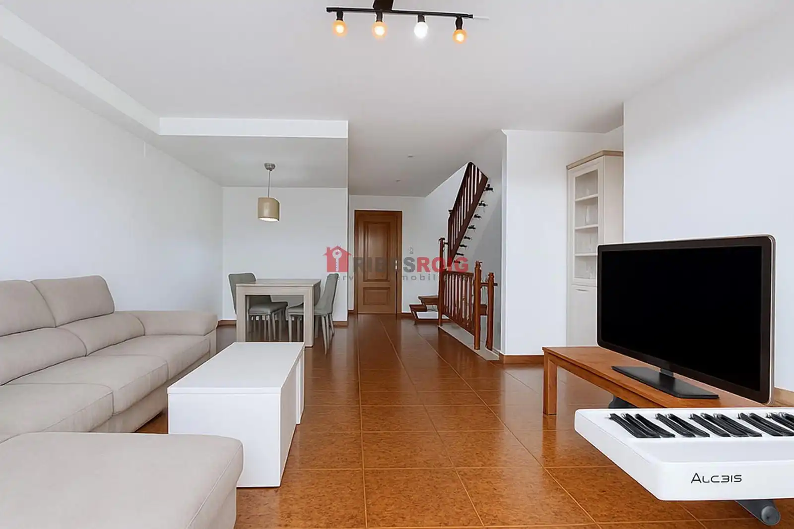 Sala de estar de Casa adosada en venta en Sant Pere de Ribes con Aire acondicionado, Calefacción y Jardín privado