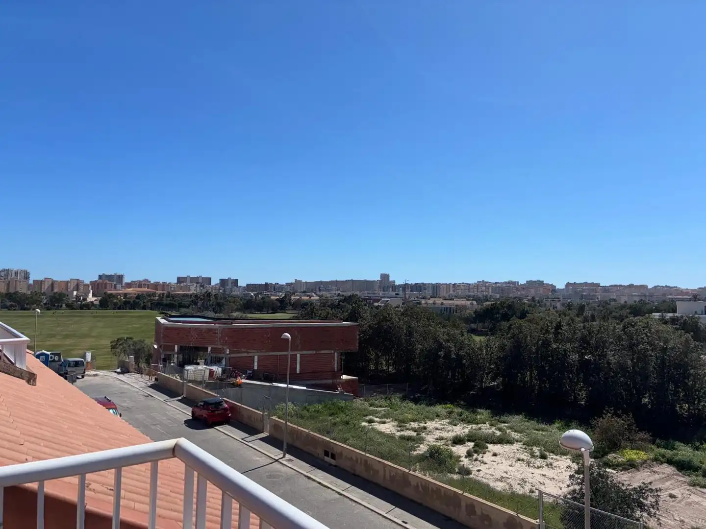 Vista exterior de Casa o xalet en venda en Alicante / Alacant amb Aire condicionat, Terrassa i Piscina comunitària