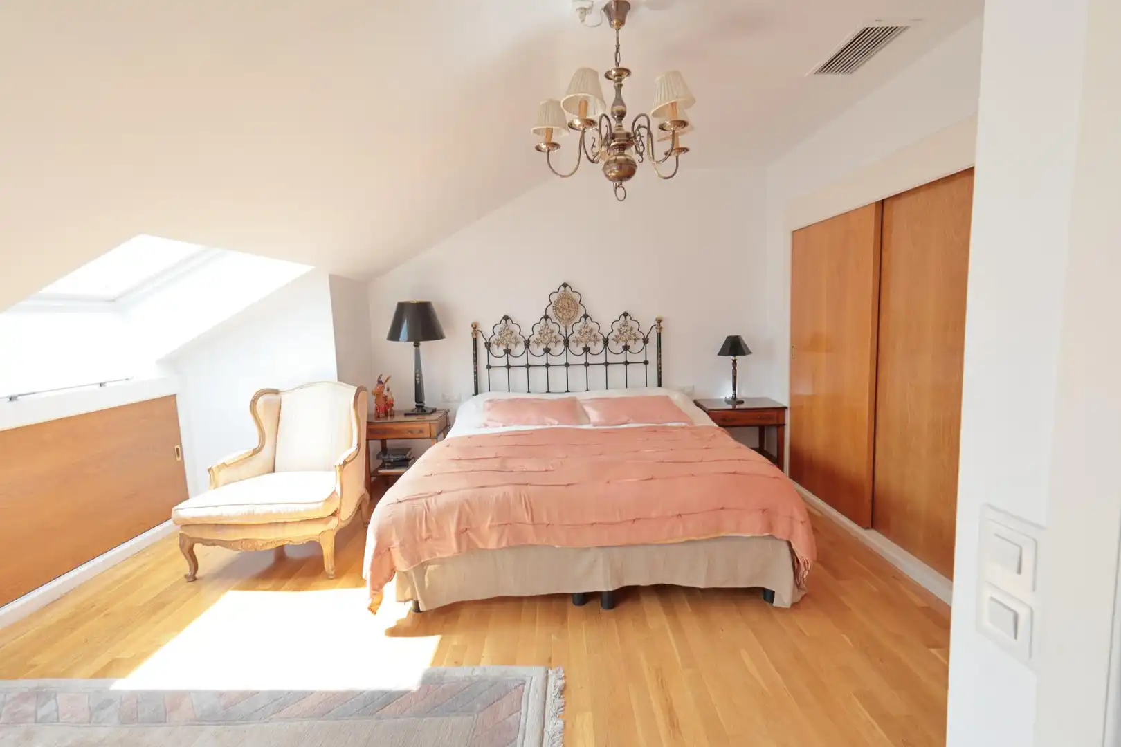 Schlafzimmer von Dachboden zum Verkauf in Bembibre mit Heizung und Balkon