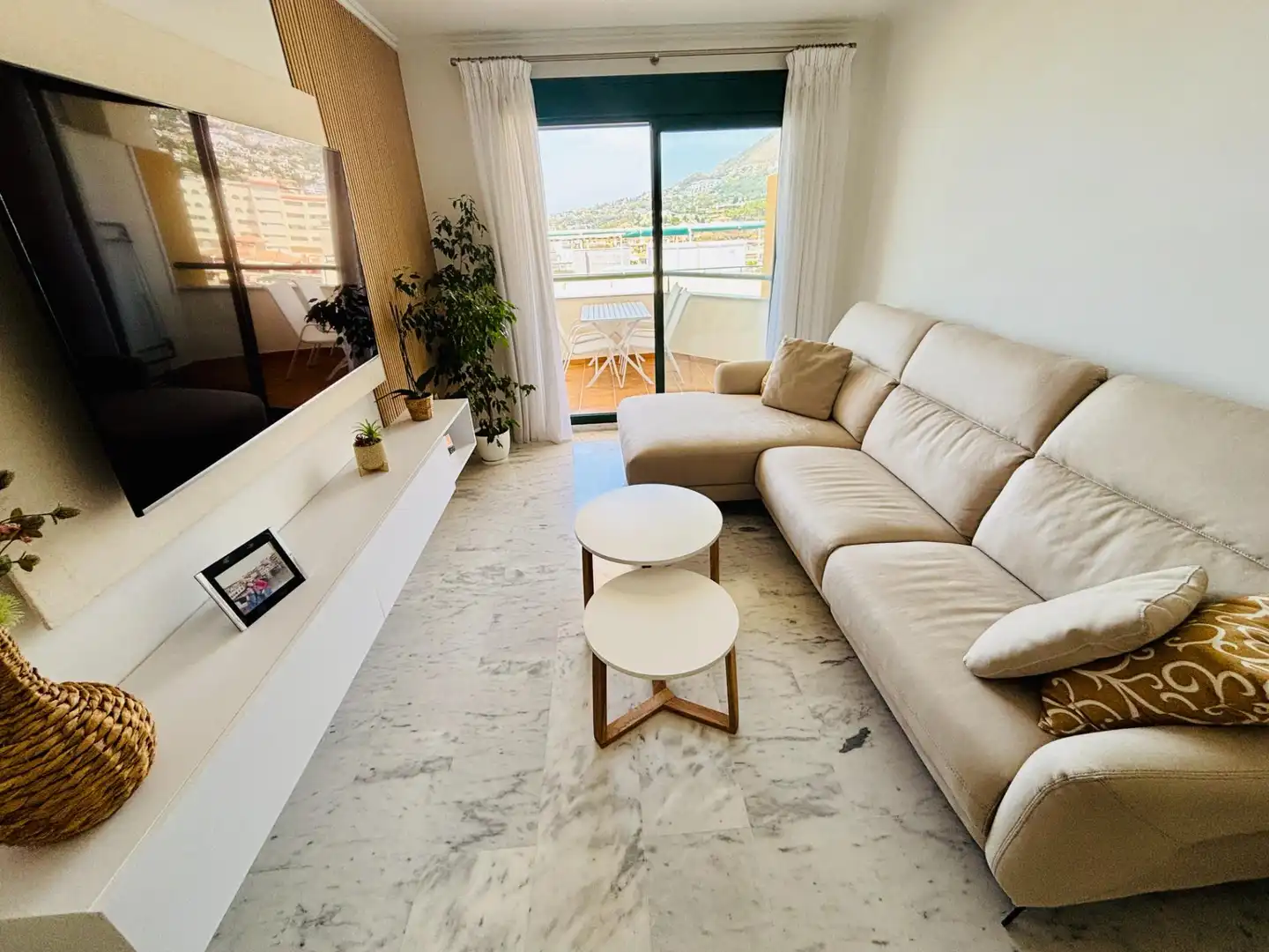 Sala d'estar de Àtic en venda en Benalmádena amb Aire condicionat, Jardí privat i Terrassa
