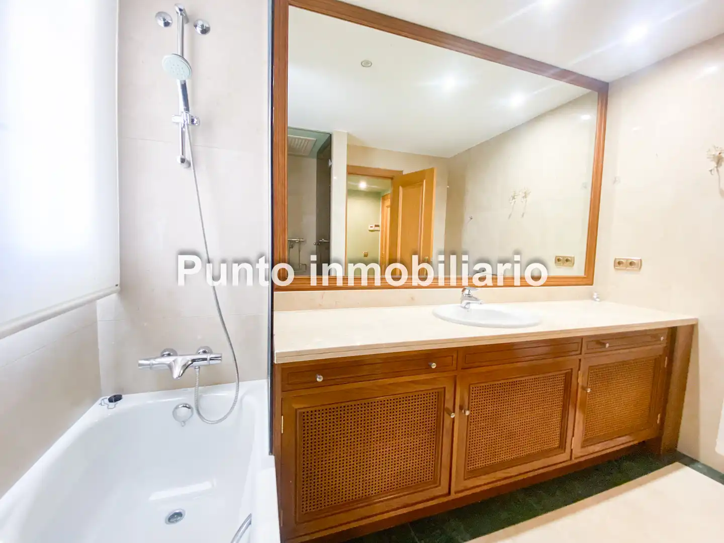Baño de Casa adosada de alquiler en Valladolid con Aire acondicionado, Calefacción y Jardín privado