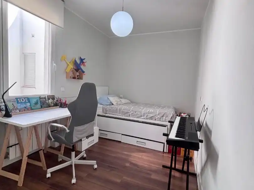 Schlafzimmer von Dachboden zum Verkauf in  Madrid Capital mit Klimaanlage, Terrasse und Balkon