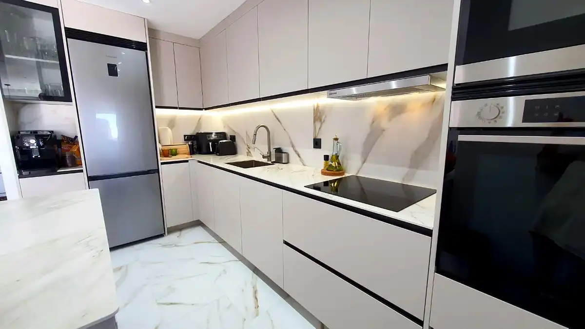 Apartament amb piscina en venda a Calle Rodrigo de Triana 7, imagen 2