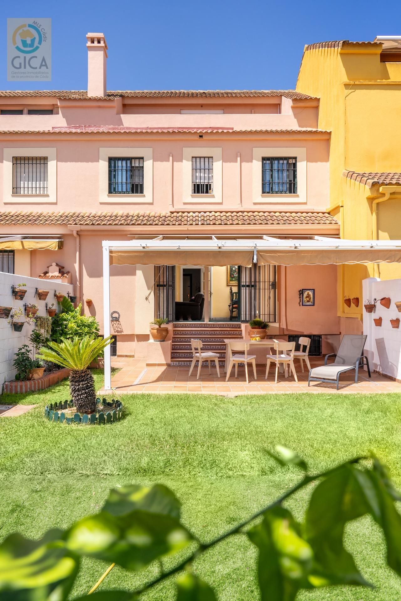 Terrassa de Casa adosada en venda en Algeciras amb Aire condicionat, Jardí privat i Balcó