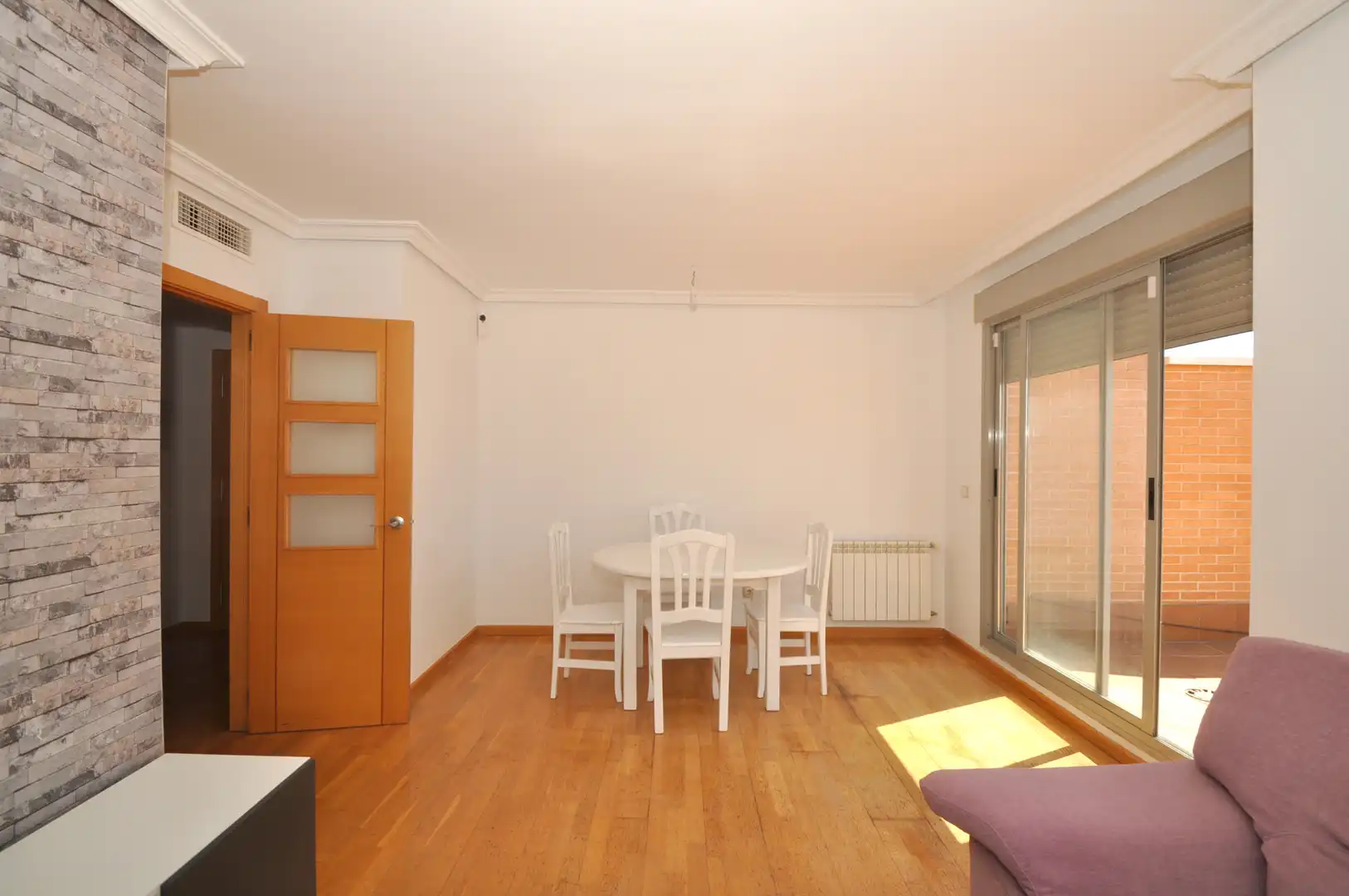 Sala d'estar de Àtic de lloguer en Yebes amb Aire condicionat, Calefacció i Jardí privat