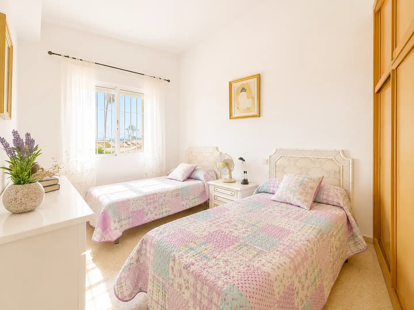 Habitación de Casa adosada en venta en Estepona con Jardín privado, Terraza y Piscina