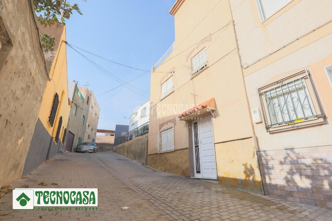 Vista exterior de Casa adosada en venda en Adra amb Terrassa