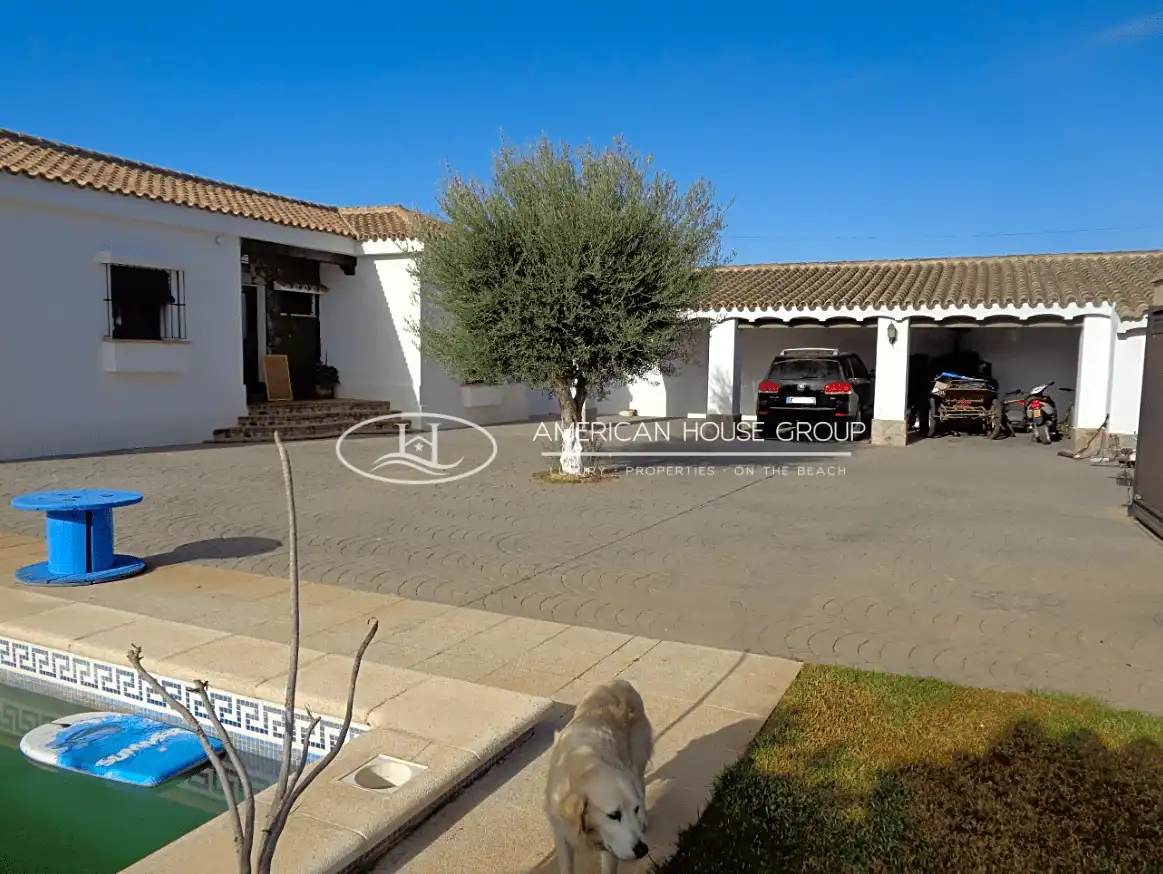 Vista exterior de Casa o xalet en venda en Chiclana de la Frontera amb Aire condicionat, Calefacció i Jardí privat