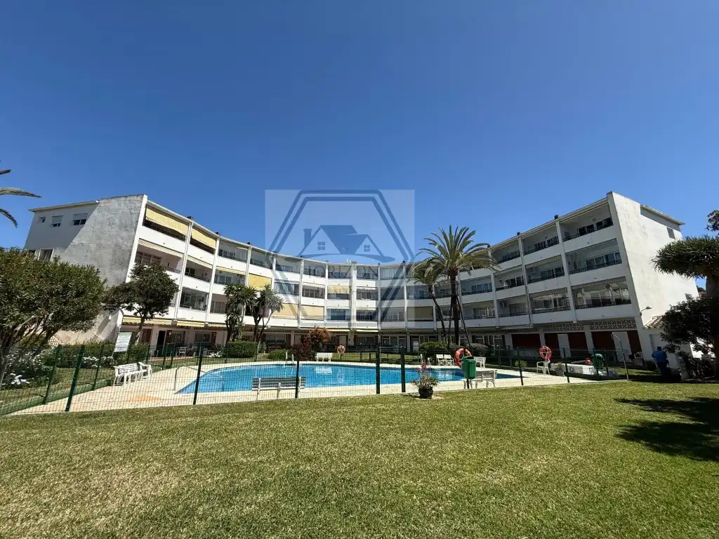 Vista exterior de Pis en venda en Marbella amb Piscina comunitària