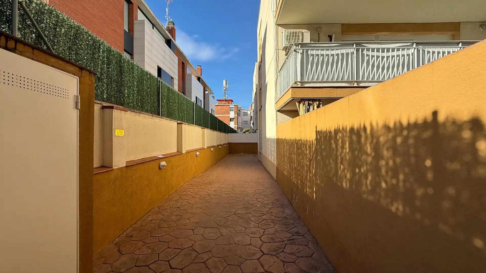 Außenansicht von Wohnungen zum Verkauf in Castelldefels mit Terrasse