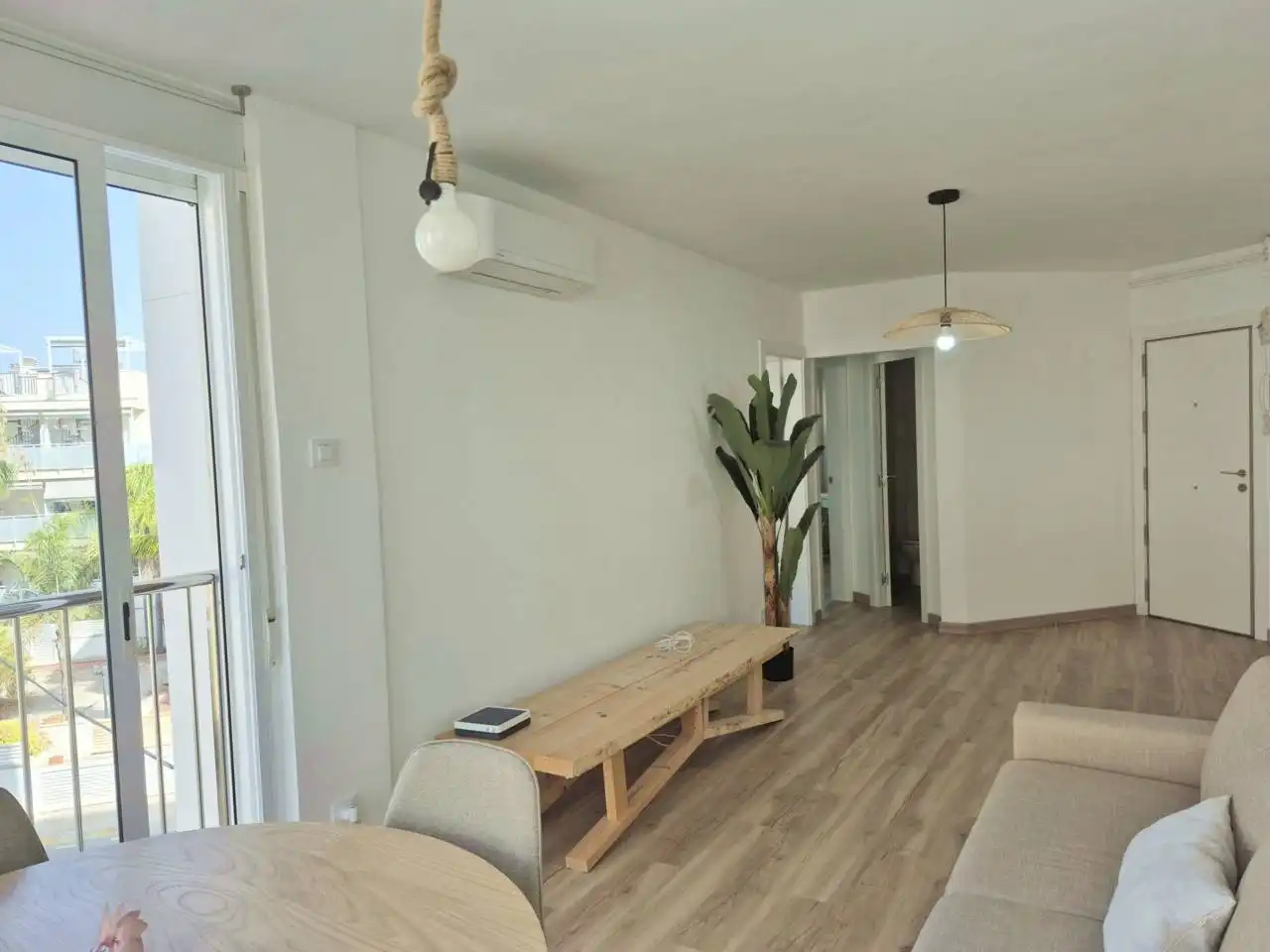 Sala de estar de Piso en venta en Cubelles con Aire acondicionado, Calefacción y Amueblado