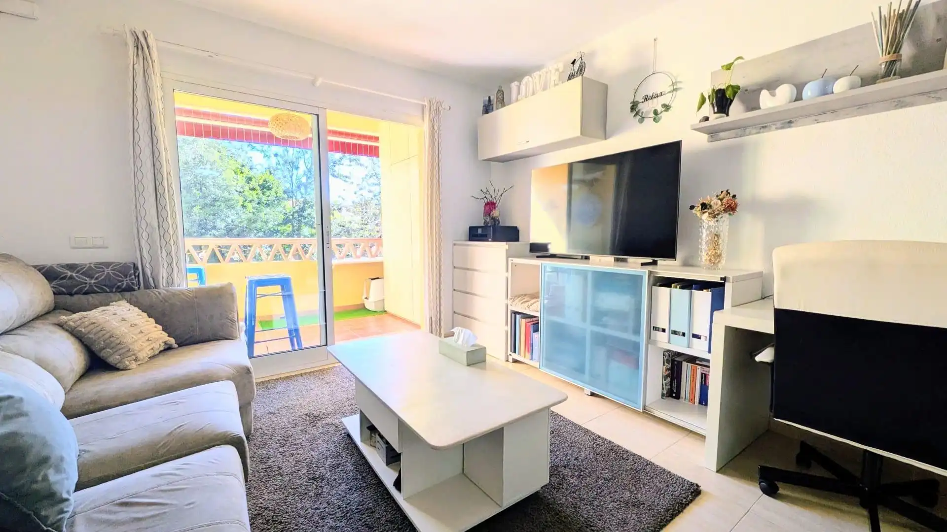 Living room of Flat for sale in Fuengirola  with Air Conditioner, Heating and Terrace