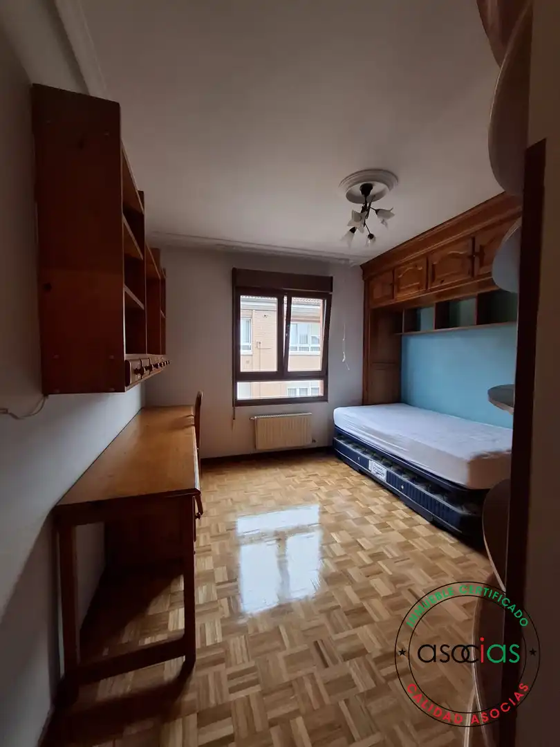Schlafzimmer von Wohnung zur Miete in Gijón  mit Heizung, Parkett und Möbliert