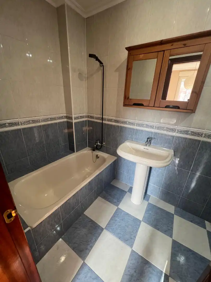 Baño de Piso en venta en Gijón  con Calefacción, Horno y Lavadora