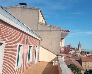 Vista exterior de Àtic de lloguer en Salamanca Capital amb Terrassa i Balcó