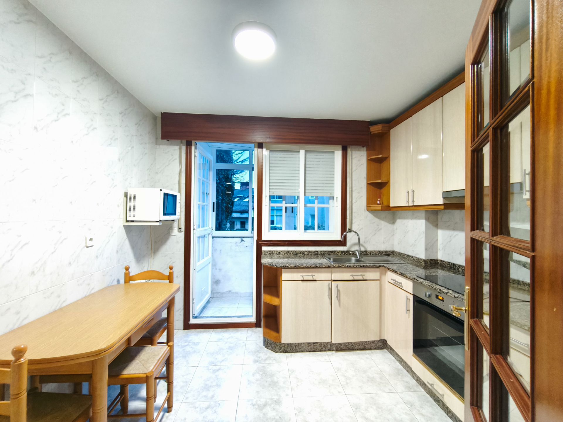 Cuina de Apartament en venda en Santiago de Compostela  amb Calefacció, Traster i Balcó