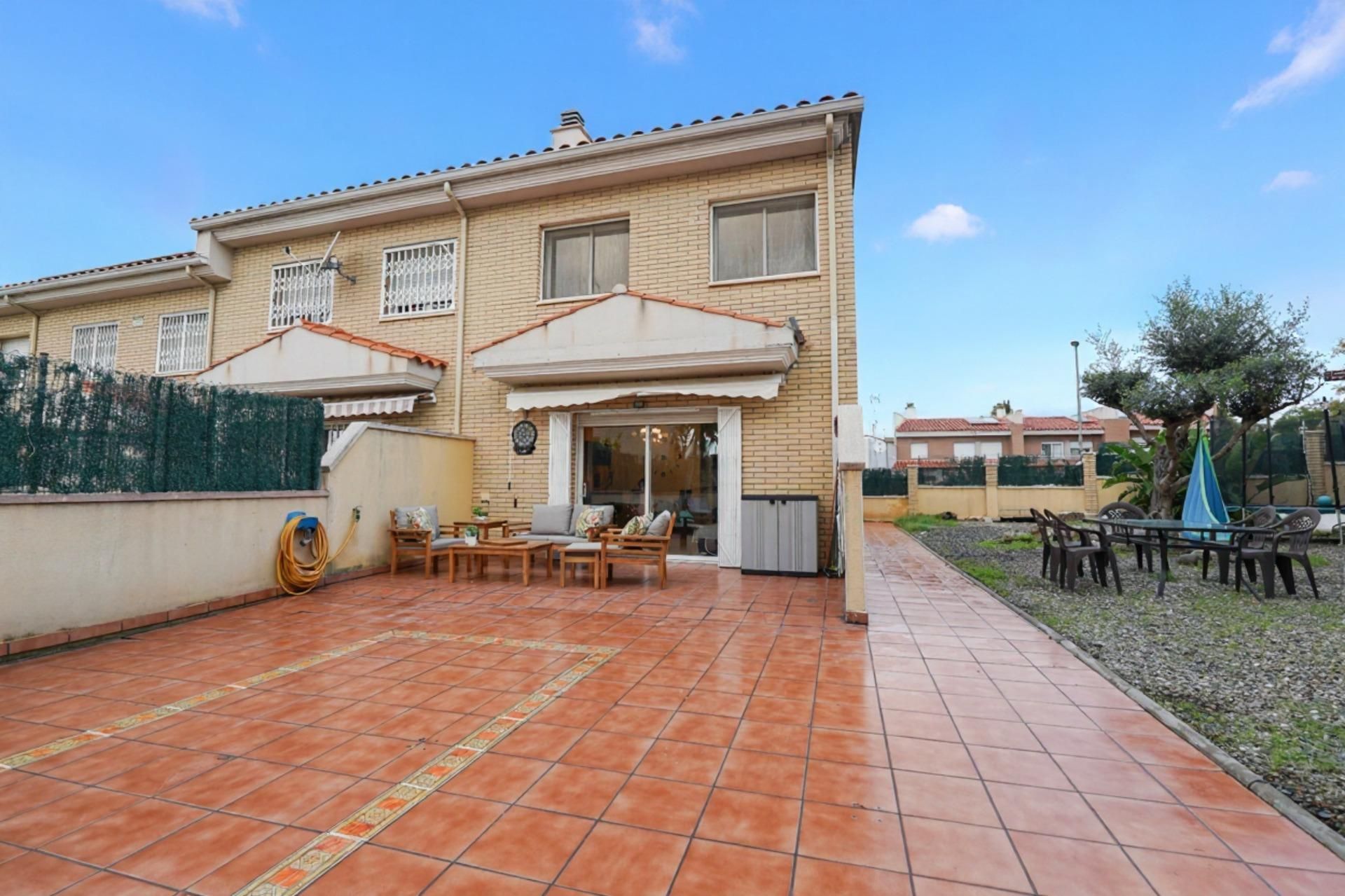 Vista exterior de Casa adosada en venda en Reus amb Aire condicionat, Calefacció i Jardí privat