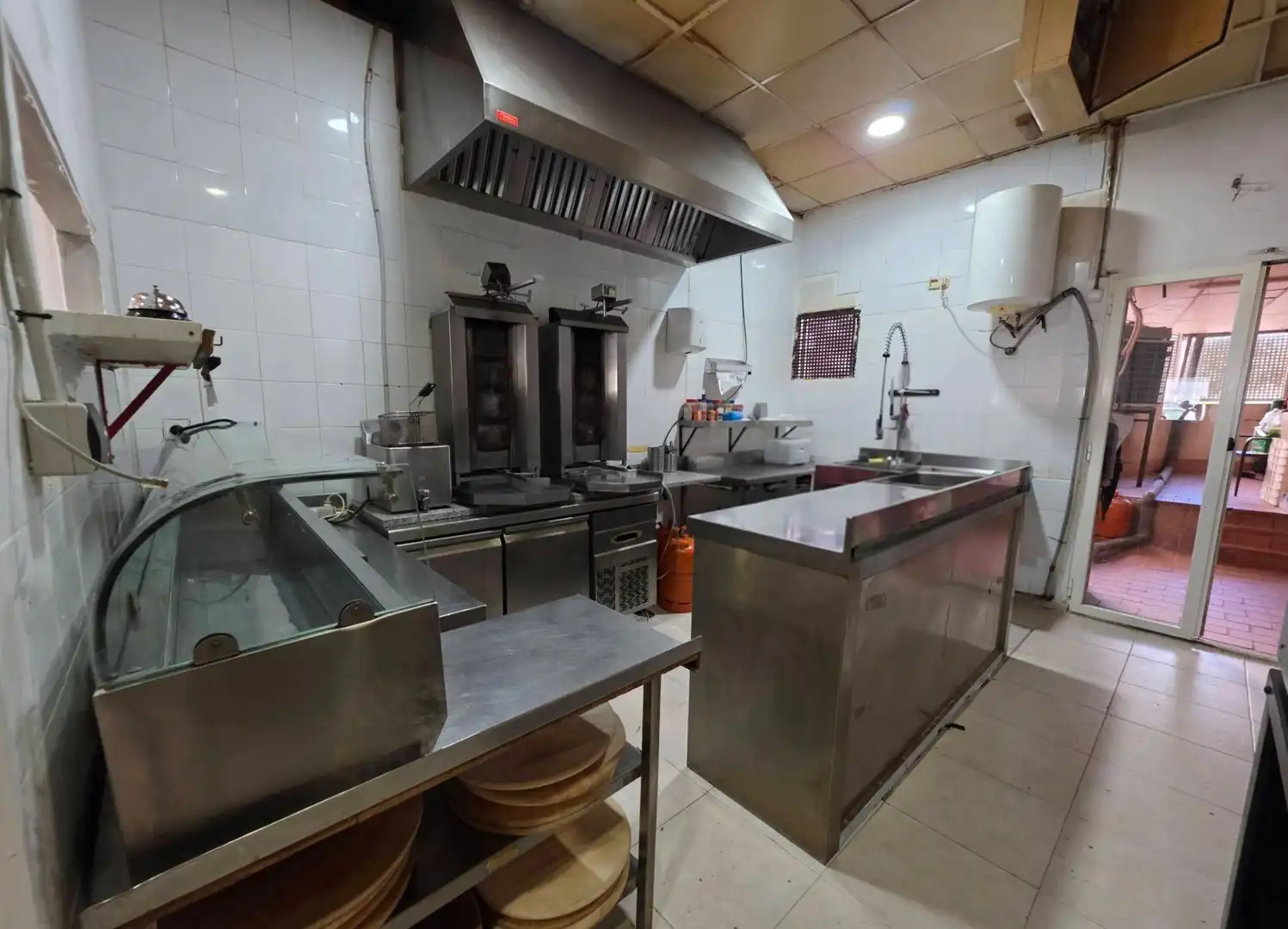 Cuina de Local en traspas en  Palma de Mallorca amb Aire condicionat, Terrassa i Moblat