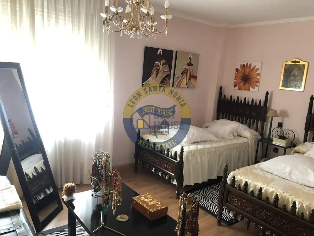 Dormitori de Casa o xalet en venda en León Capital  amb Calefacció, Jardí privat i Parquet