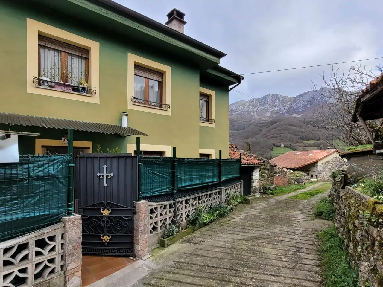 Außenansicht von Haus oder Chalet zum Verkauf in Quirós mit Heizung und Privatgarten