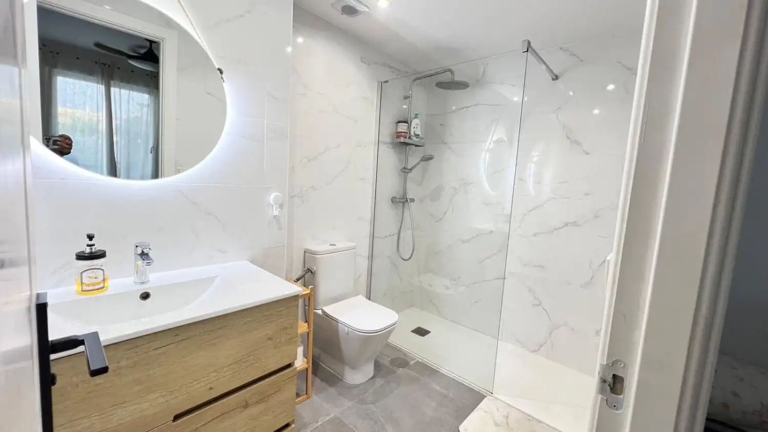 Bany de Apartament de lloguer en Marbella amb Aire condicionat, Terrassa i Moblat