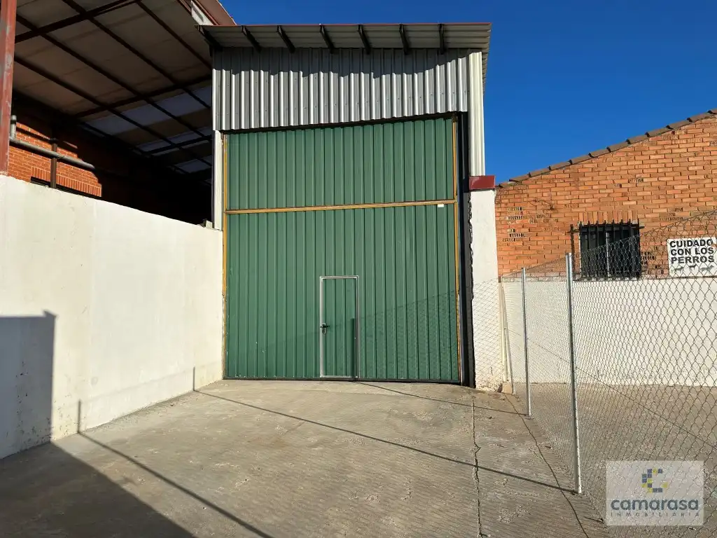 Parkplatz von Fabrikhallen zur Miete in Ávila
