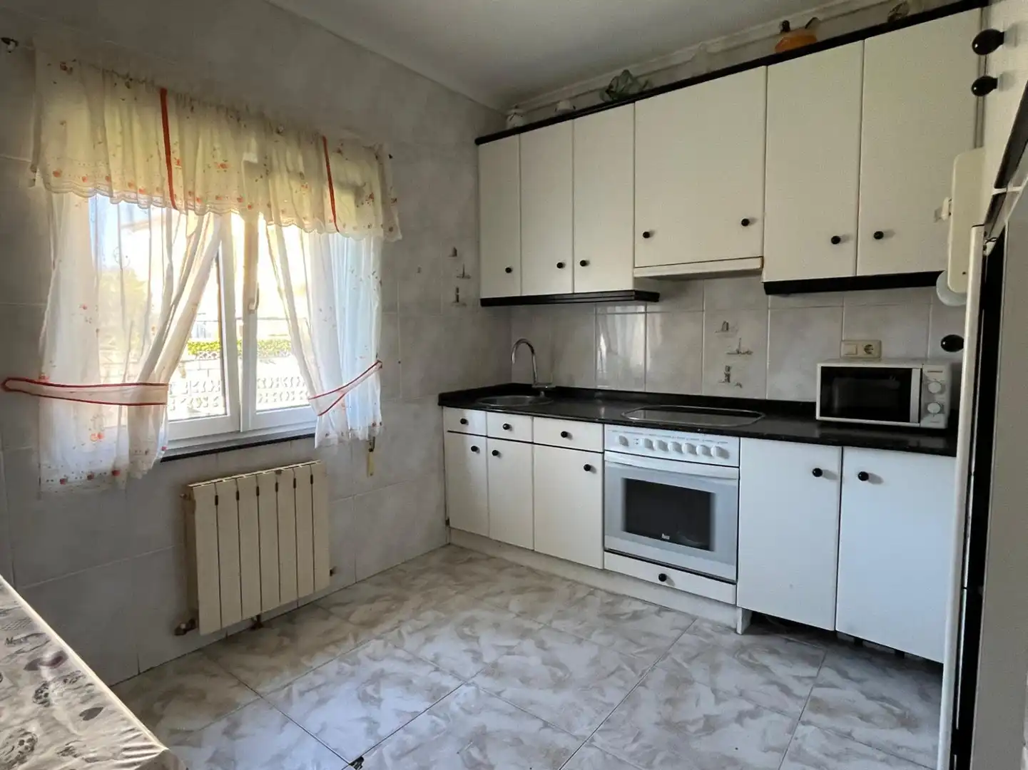 Cocina de Casa o chalet en venta en Los Corrales de Buelna  con Calefacción y Jardín privado