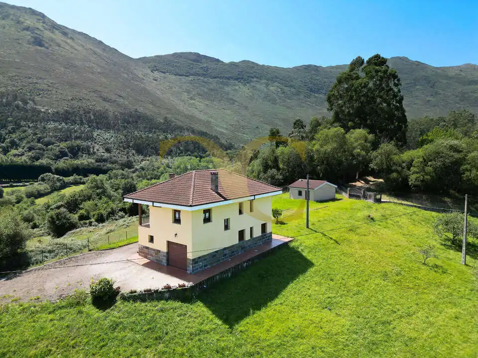 Vista exterior de Casa o xalet en venda en Ribadesella amb Calefacció, Jardí privat i Terrassa