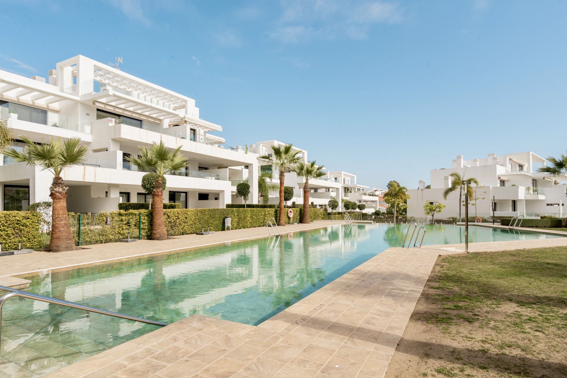 Vista exterior de Planta baja en venta en Estepona con Aire acondicionado, Jardín privado y Terraza