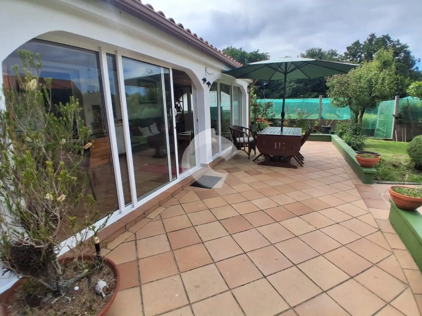 Terrassa de Casa o xalet en venda en Cangas  amb Jardí privat
