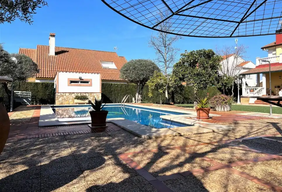 Chalet con piscina en venta en Don Benito