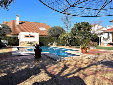 Villa con piscina in vendita a Don Benito