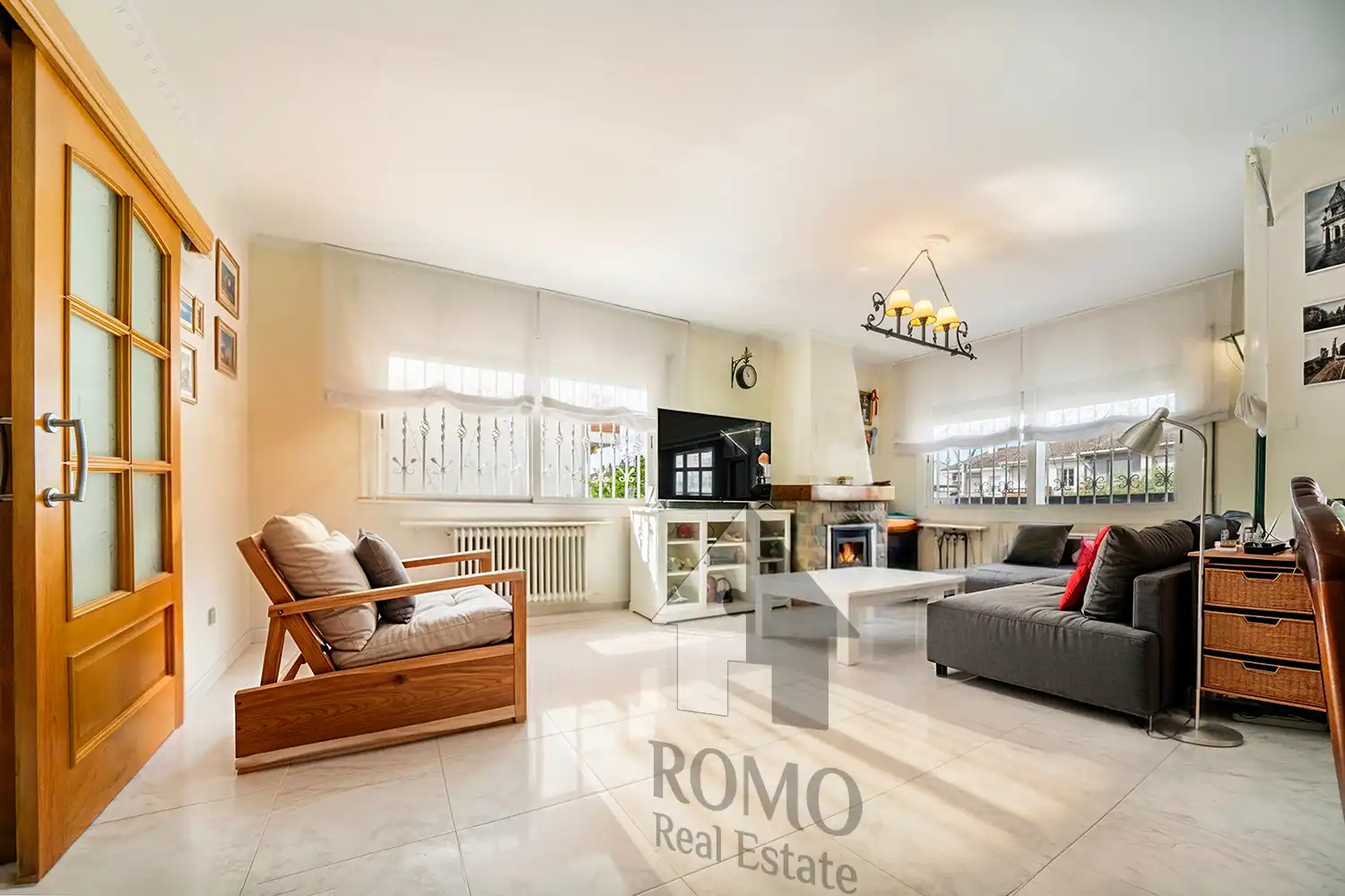 Sala de estar de Casa adosada en venta en Santa Perpètua de Mogoda con Aire acondicionado, Calefacción y Jardín privado