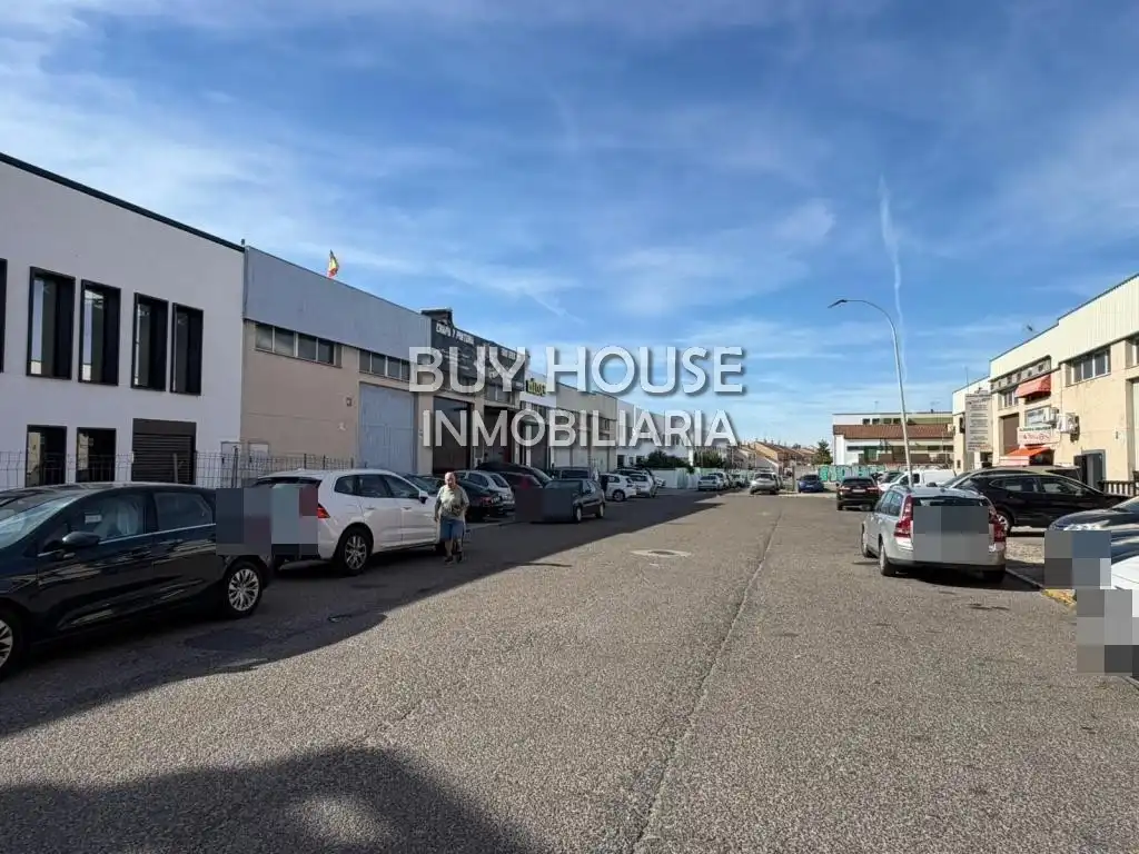 Parkplatz von Fabrikhallen zum Verkauf in Illescas