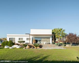 Vista exterior de Casa o xalet en venda en  Zaragoza Capital amb Calefacció, Jardí privat i Traster