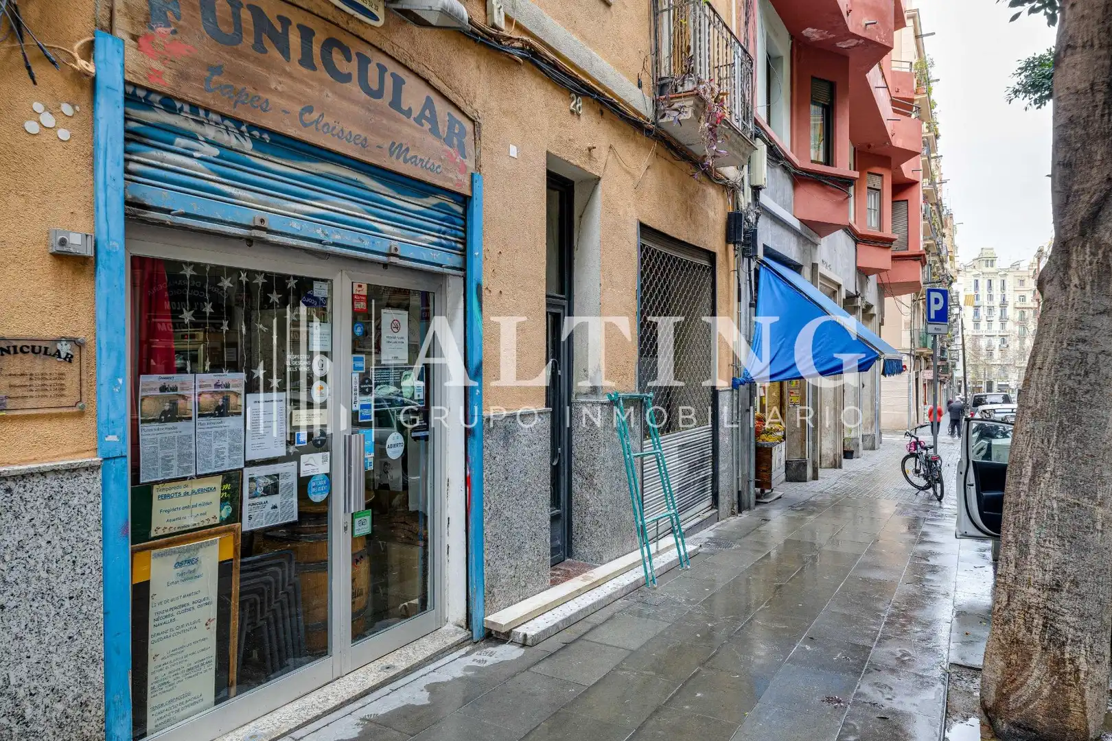 Vista exterior de Local en venda en Barcelona amb Aire condicionat i Moblat