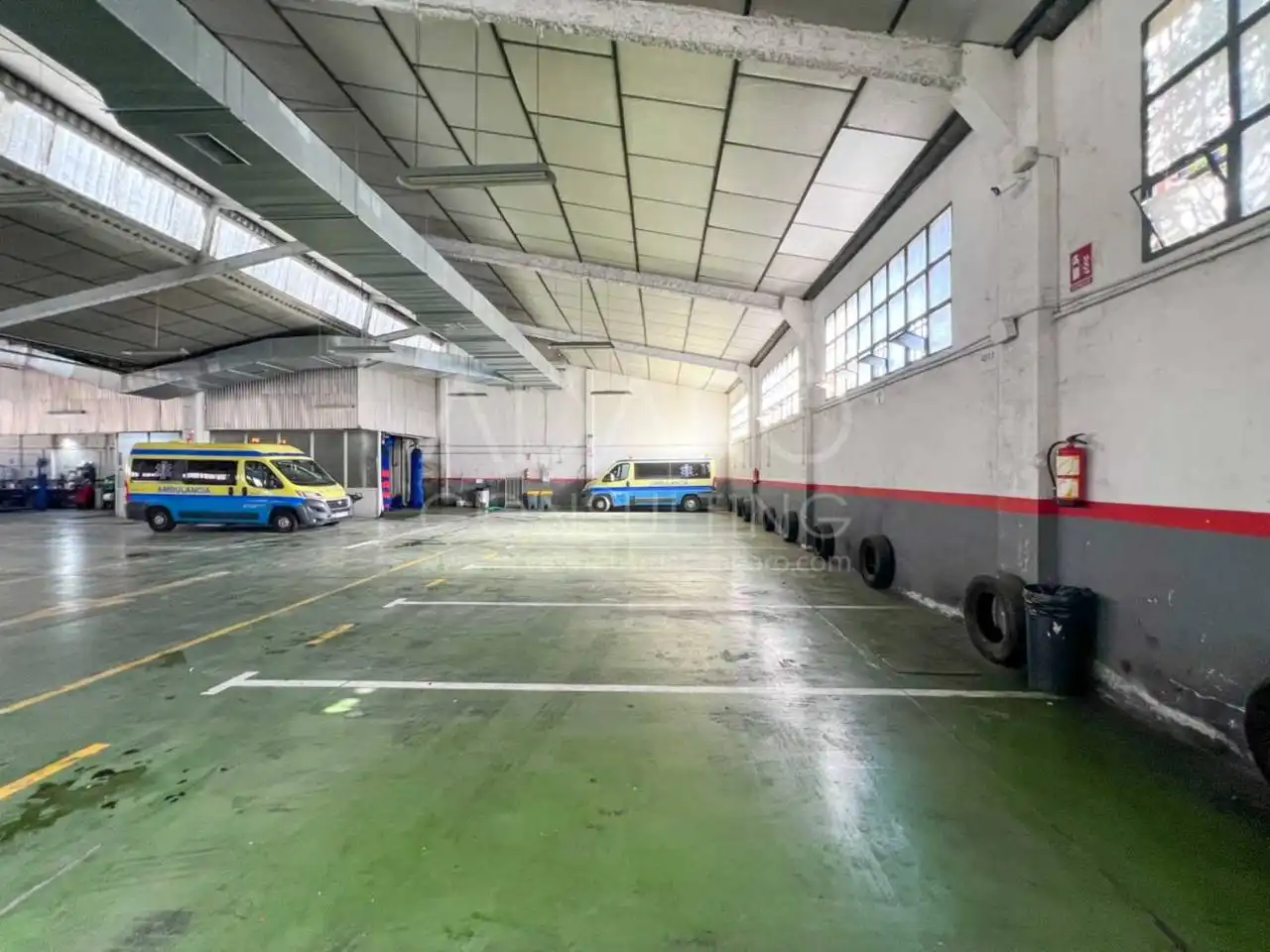 Parkplatz von Fabrikhallen zur Miete in Leganés mit Alarm