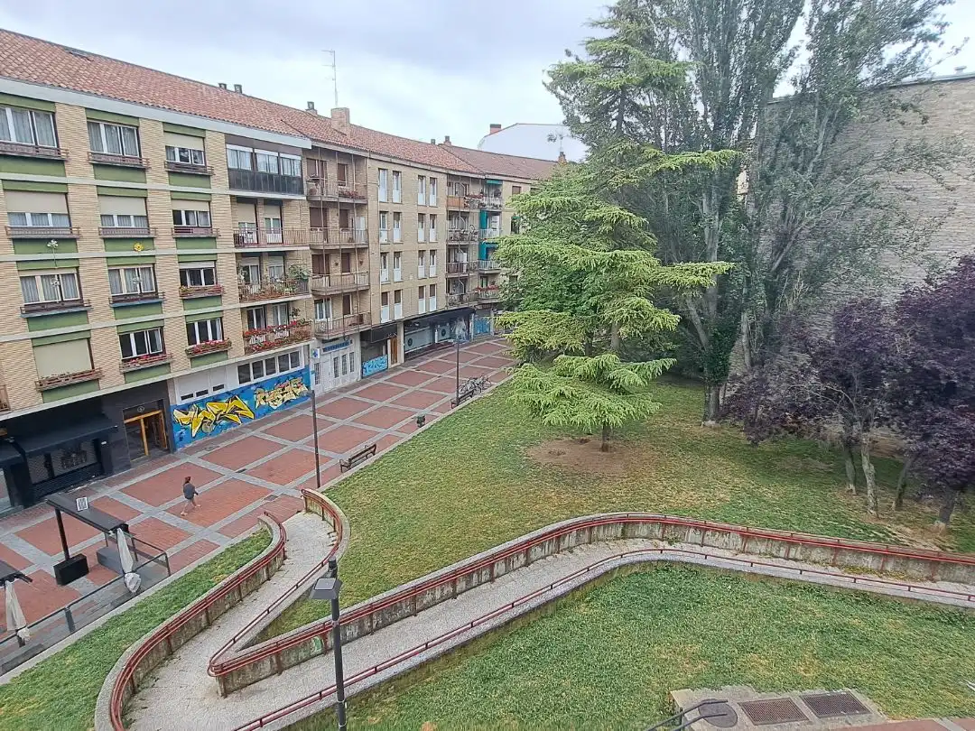 Vista exterior de Pis en venda en Vitoria - Gasteiz amb Terrassa i Balcó