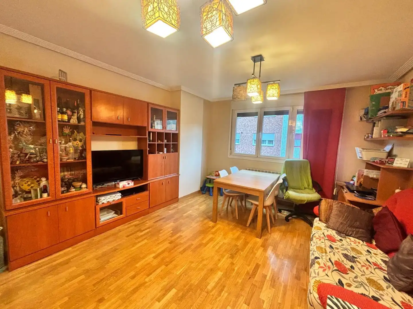 Sala de estar de Piso en venta en Oviedo  con Calefacción, Parquet y Trastero
