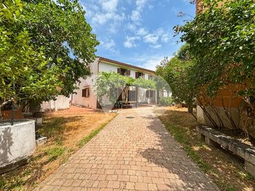 Casa con jardín en venta en Libertad