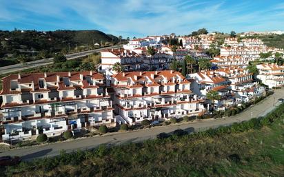 Vista exterior de Apartament en venda en Manilva amb Calefacció, Terrassa i Piscina comunitària