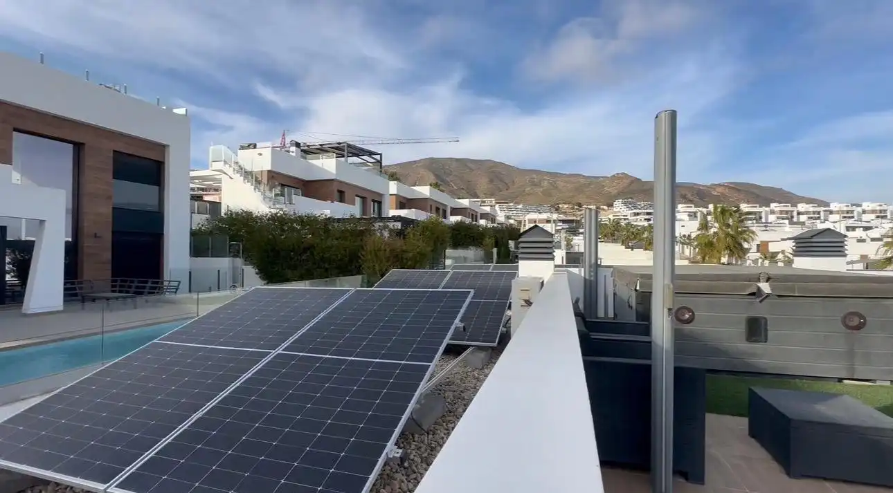 Vista exterior de Casa o xalet de lloguer en Finestrat amb Aire condicionat, Calefacció i Jardí privat