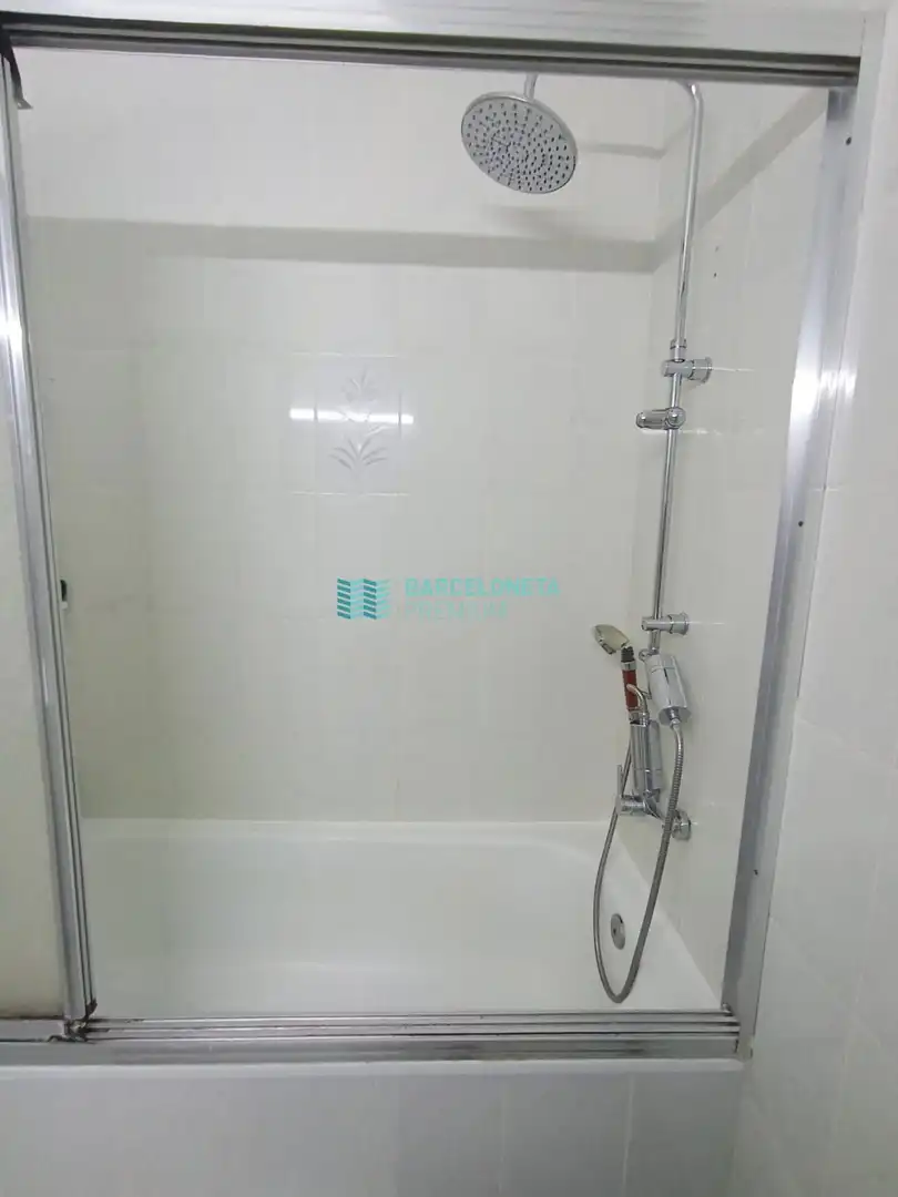 Baño de Piso en venta en Barcelona con Calefacción, Terraza y Alarma